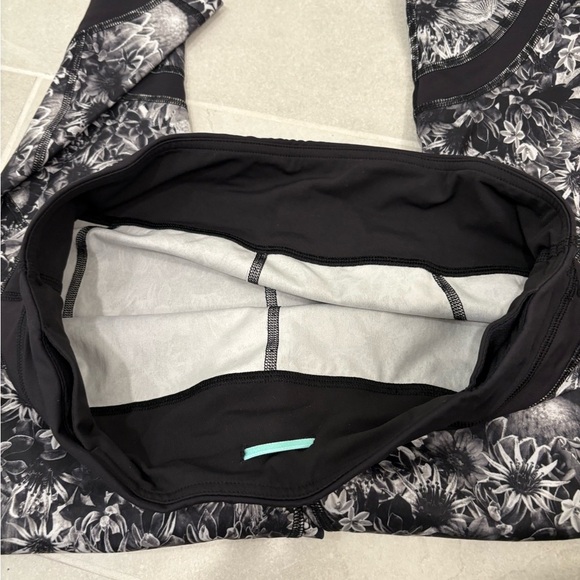 Lululemon Run Inspire Crop II in Flowabunga Black Angel Wing Size 10 - Picture 12 of 12